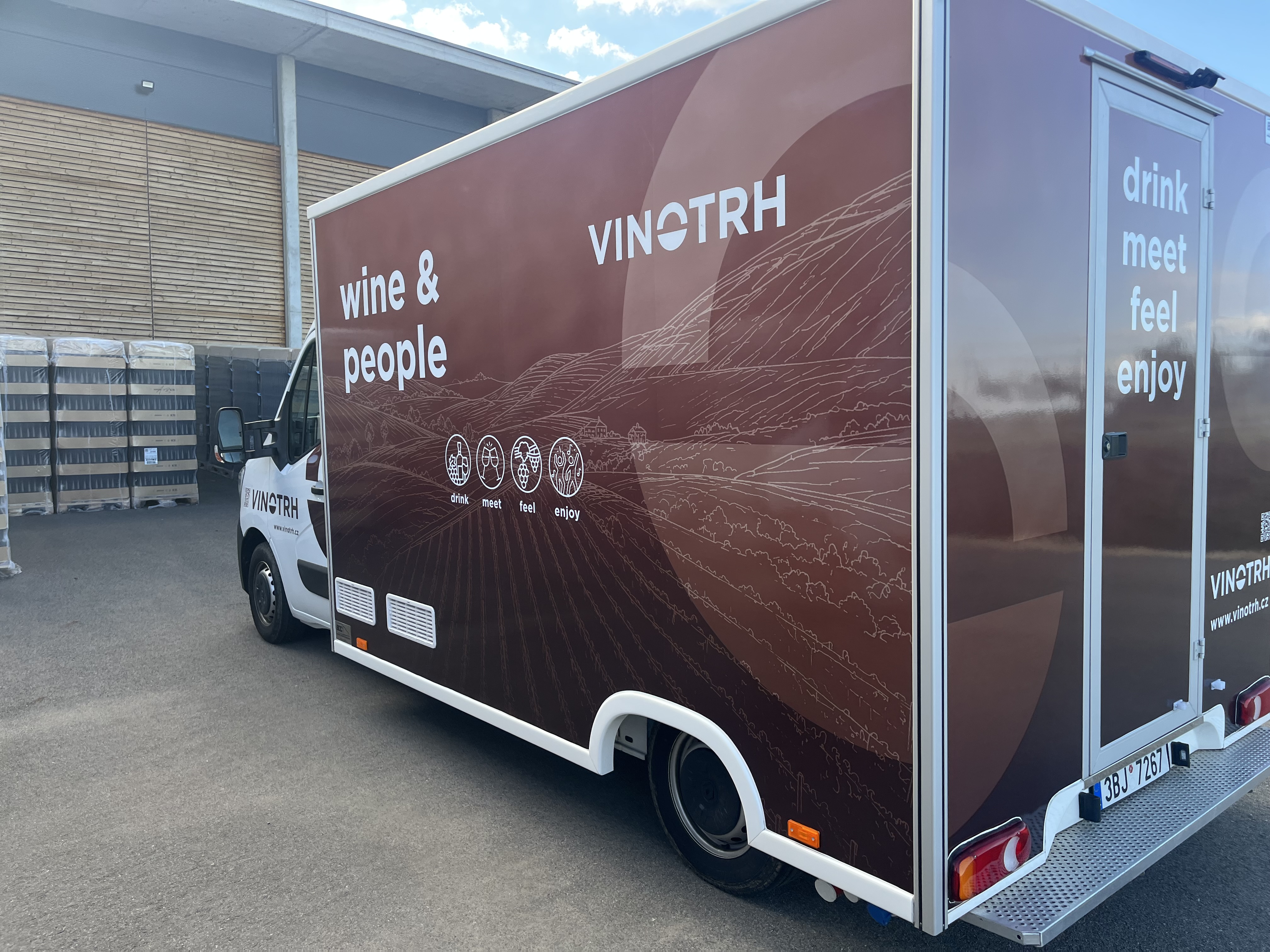 Vinotrh Wine Truck — boční pohled
